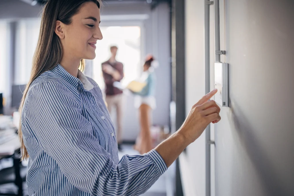 Smart thermostat to control comfort and energy